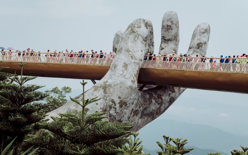 With its unique architecture, the Golden Bridge has become an attractive destination for tourists when they have the opportunity to visit Da Nang
